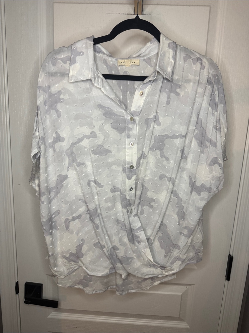 Promesa White and Light Gray Camouflage Dot-Texture Button-Front Blouse